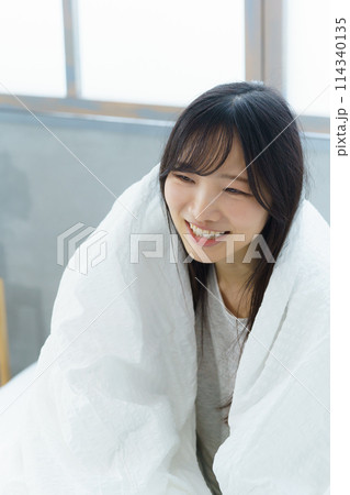 目覚めの良い朝を迎えた若い女性 目覚めの良い朝を迎えた若い女性 114340135