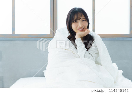 目覚めの良い朝を迎えた若い女性 114340142