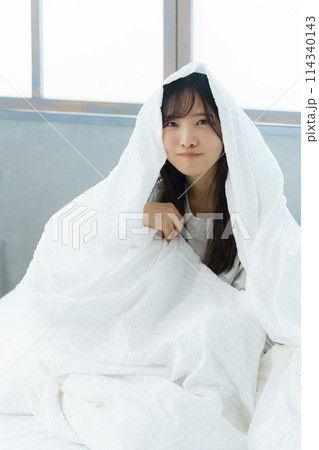 目覚めの良い朝を迎えた若い女性 目覚めの良い朝を迎えた若い女性 114340143