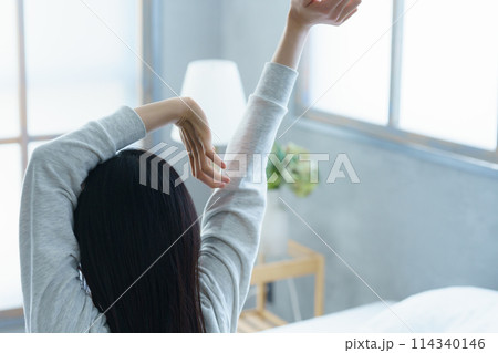 目覚めの良い朝を迎えた若い女性 目覚めの良い朝を迎えた若い女性 114340146