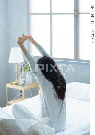 目覚めの良い朝を迎えた若い女性 目覚めの良い朝を迎えた若い女性 114340149