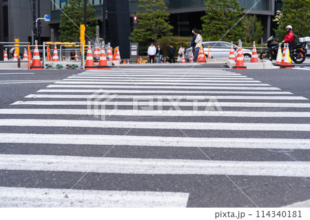 日本の横断歩道と工事用コーン 日本の横断歩道と工事用コーン 114340181