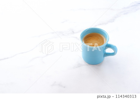 牛乳をたっぷり入れたコーヒーのカフェ・ラッテ 114340313