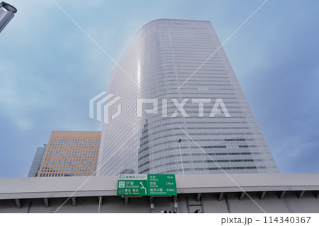 空にそびえる近代的とビルと日本庭園 空にそびえる近代的とビルと日本庭園 114340367