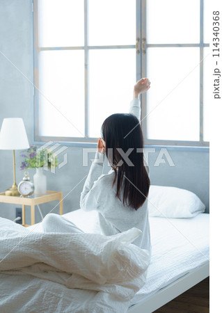 目覚めの良い朝を迎えた若い女性 目覚めの良い朝を迎えた若い女性 114340368