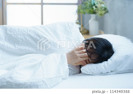 朝起きるのが辛い若い女性 朝起きるのが辛い若い女性 114340388