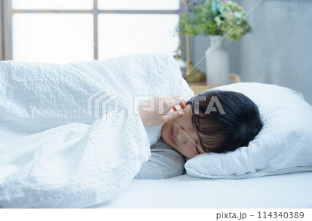 朝起きるのが辛い若い女性 朝起きるのが辛い若い女性 114340389