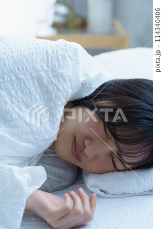 朝起きるのが辛い若い女性 114340406