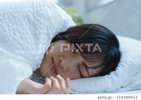 朝起きるのが辛い若い女性 114340411