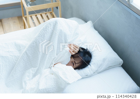 朝起きるのが辛い若い女性 114340428