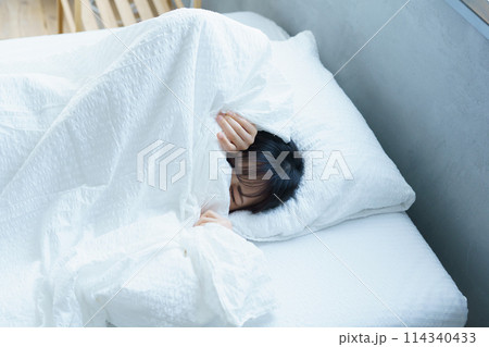 朝起きるのが辛い若い女性 朝起きるのが辛い若い女性 114340433
