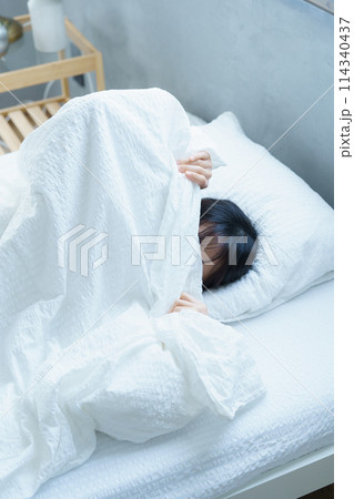 朝起きるのが辛い若い女性 114340437