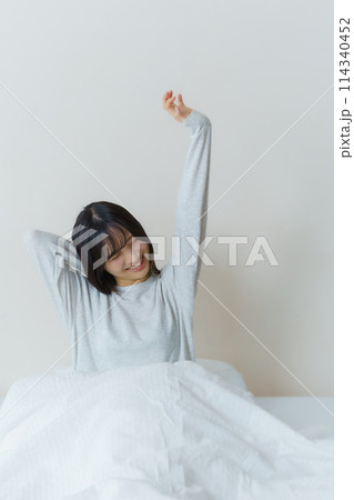 目覚めの良い朝を迎えた若い女性 目覚めの良い朝を迎えた若い女性 114340452