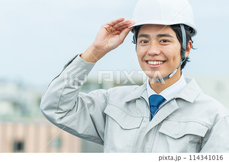 ヘルメットをかぶった若い作業員 114341016