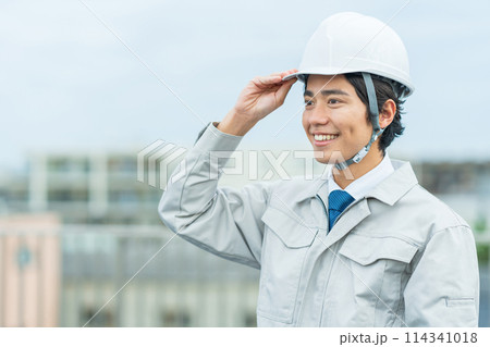 ヘルメットをかぶった若い作業員 ヘルメットをかぶった若い作業員 114341018