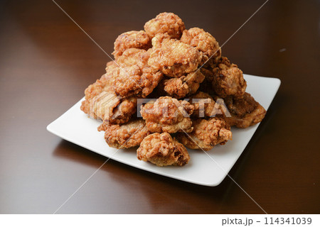 山盛りのから揚げ 114341039