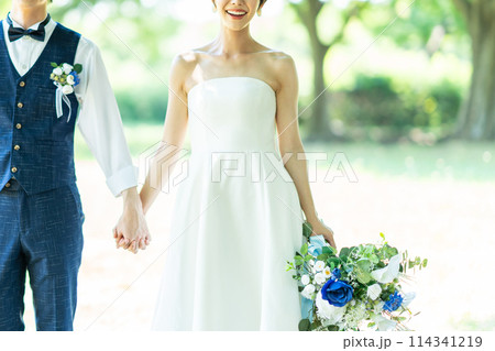 手を繋いで歩く新郎新婦 手を繋いで歩く新郎新婦 114341219