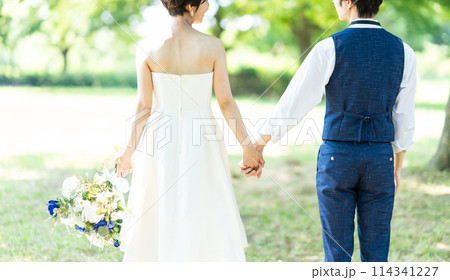 手をつなぐ新郎新婦 114341227