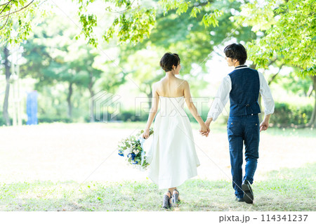 手をつなぐ新郎新婦 114341237