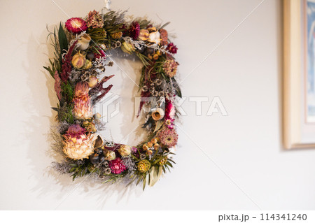 やって来たサンタクロースとクリスマスリーフの飾り やって来たサンタクロースとクリスマスリーフの飾り 114341240