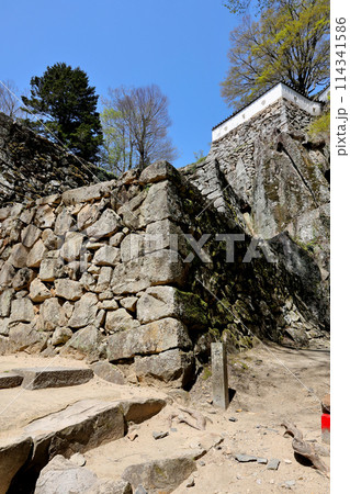 備中松山城の遊歩道にあらわれた石垣　と　大手門跡の石碑 114341586