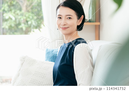 リビングでくつろぐミドル女性 リビングでくつろぐミドル女性 114341732
