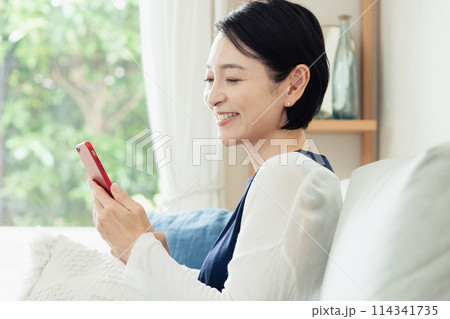 スマホを操作するミドル女性 スマホを操作するミドル女性 114341735