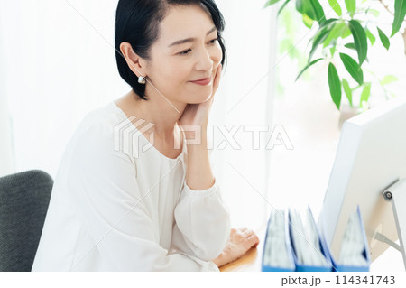 オフィスでパソコン操作をするビジネスウーマン 114341743