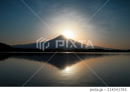 田貫湖から見る富士山と日の出/静岡県富士宮市 田貫湖から見る富士山と日の出/静岡県富士宮市 114341765