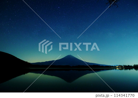 満天の星空と富士山／静岡県富士宮市　田貫湖 114341770