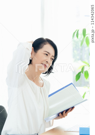 パソコン操作に自信がないミドル女性 114342065