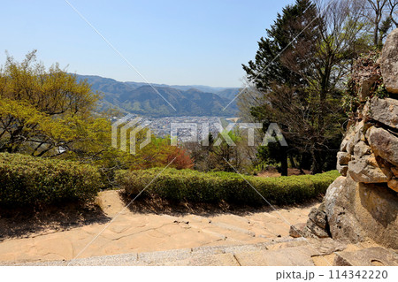 備中松山城の天守に至る坂道より高梁市中心部を望む 備中松山城の天守に至る坂道より高梁市中心部を望む 114342220