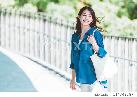 若い女性 ビジネスウーマンのポートレート 114342387
