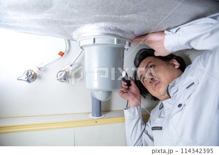 シンク、水回りの点検する業者、日本人男性 114342395