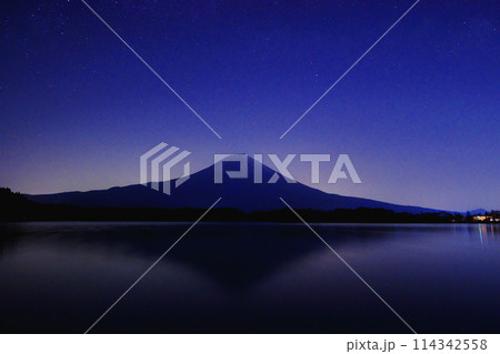 満天の星空と富士山／静岡県富士宮市　田貫湖 114342558