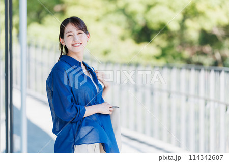 若い女性 ビジネスウーマンのポートレート 若い女性 ビジネスウーマンのポートレート 114342607