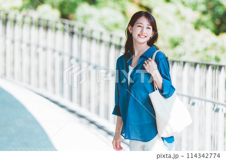 若い女性 ビジネスウーマンのポートレート 若い女性 ビジネスウーマンのポートレート 114342774
