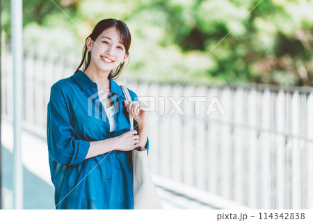 若い女性 ビジネスウーマンのポートレート 若い女性 ビジネスウーマンのポートレート 114342838