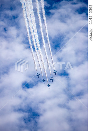 大空に飛行機雲 ブルーインパルス 大空に飛行機雲 ブルーインパルス 114343562