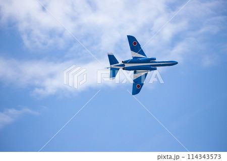 大空を飛ぶ単機のブルーインパルス 114343573