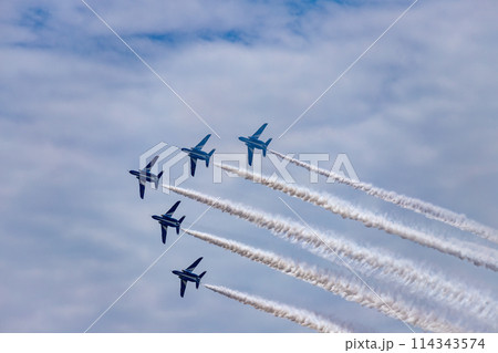 編隊飛行するブルーインパルス 114343574