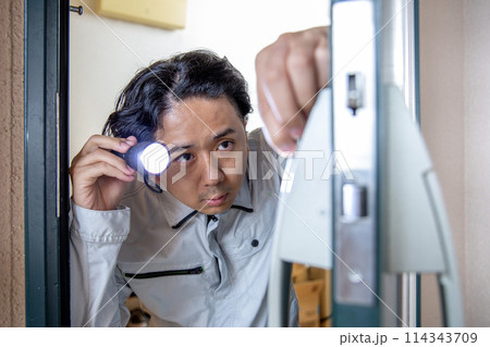 玄関の鍵の点検をする業者、日本人の男性 114343709