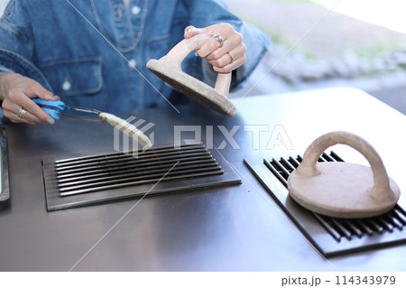 草加せんべい手焼き体験をする女性 草加せんべい手焼き体験をする女性 114343979