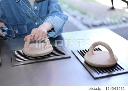 草加せんべい手焼き体験をする女性 114343981