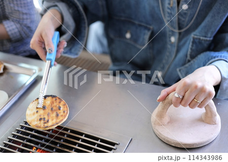 草加せんべい手焼き体験をする女性 草加せんべい手焼き体験をする女性 114343986