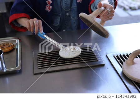 草加せんべい手焼き体験をする女性 草加せんべい手焼き体験をする女性 114343992