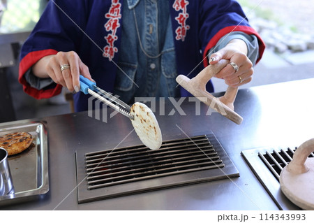 草加せんべい手焼き体験をする女性 114343993