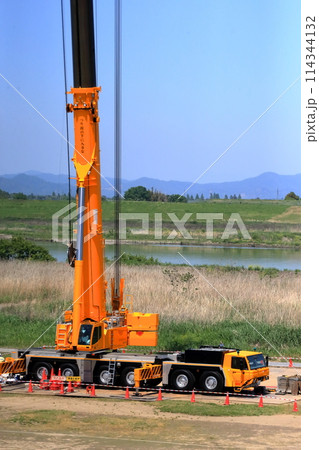 オールテレーンクレーン（自走式クレーン） 114344132