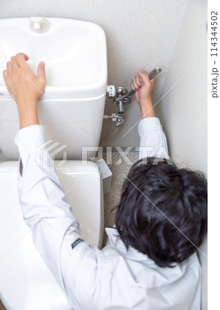 トイレの修理をする業者の男性 トイレの修理をする業者の男性 114344502