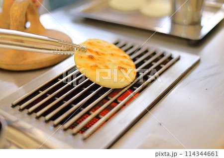 草加せんべいを体験する女性 114344661